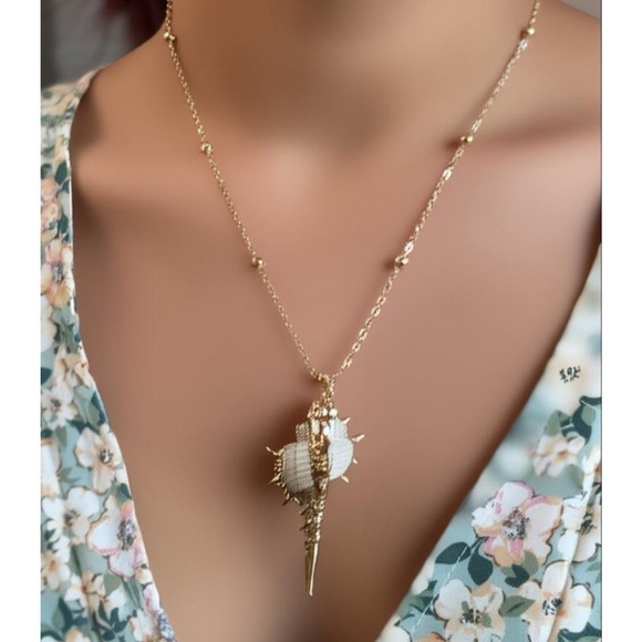 Elegant Gold Shell Pendant Necklace - Picture 1 of 7